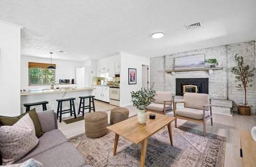 Mount Nebo House | 5min to Lake, 20min to NRG, Hot Tub, Fire Pit, BBQ. Quiet&Secluded. Pet Friendly