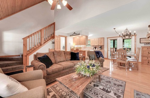 Reeds Spring Cottage | 6 Mi to Branson Strip! Lakefront Home w/Fireplace