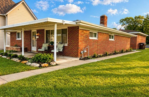 Xenia House | 6BD House Budget Friendly Sublevel Pub Patio BBQ