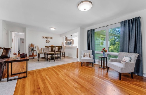 Star City House | *7 Min to WVU*Private Deck*Game Room*Full Kitchen*W/D