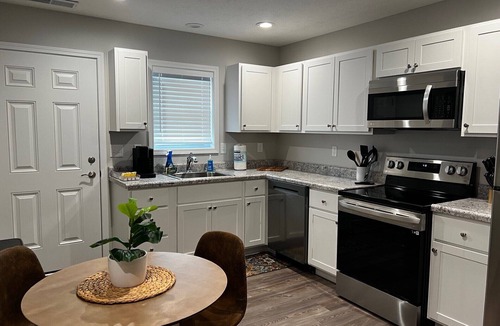 Washington Court House Apartment | 821 Gregg St. 2 Bed Apt Fully Furnished