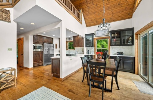 Freetown Cabin | 9 Oaks Log Cabin of Brown County