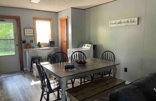 Frogue Cabin | A & C Cabin: Entire cabin- Burkesville, Kentucky, near golf course and boat ramp