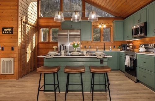 Deep Gap Cabin | A Change in Altitude | GAME ROOM | HOT TUB | Hiking| Library| Sleeps 12