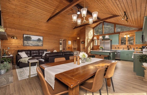 Deep Gap Cabin | A Change in Altitude | GAME ROOM | HOT TUB | Hiking| Library| Sleeps 12