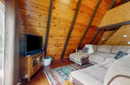 Flat Hollow Marina House | A Frame Cabin Sleeps 9 Pickleball Court Boat Slip