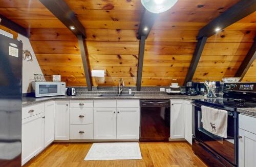 Flat Hollow Marina House | A Frame Cabin Sleeps 9 Pickleball Court Boat Slip