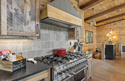 Cherry Log Ski Chalet | A Luxury Modern Cabin with Unforgettable Mountain Views and 5 Star Amenities