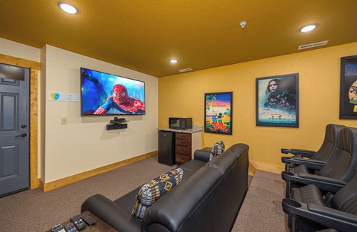 Gatlinburg Ski Chalet | A Majestic Hilltop – 6 BR ,Indoor Pool, Theater, Mount Views