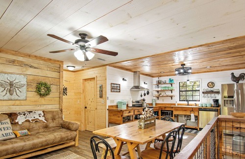 Bryson City Cabin | A Quiet Getaway in a True "Mountain Cabin" with all the Amenities!