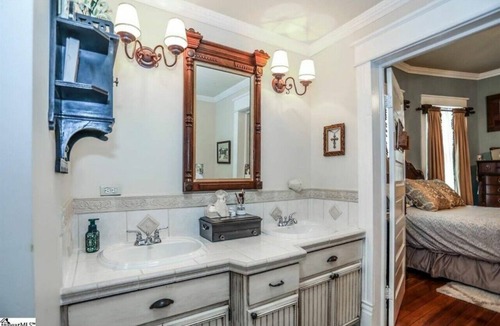 Anderson House | A Victorian Jewel circa 1907 w/modern accrutaments: Gourmet Ktch, Veranda, BBQ