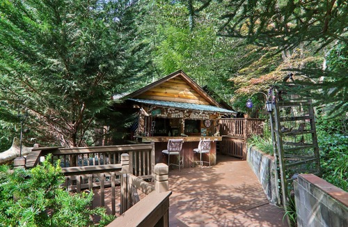 Bryson City Cabin | Adorable 1-bedroom cabin with AC in welcoming Bryson City