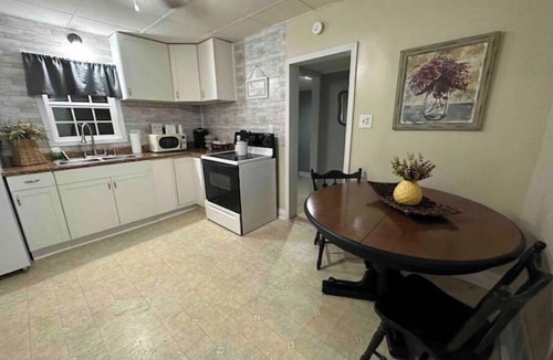 Westwood House | Adorable 2 Bedroom Modern Home