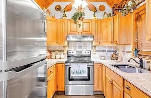 Piney Creek Cabin | Adorable 4-bedroom cabin in soothing Piney Creek with AC