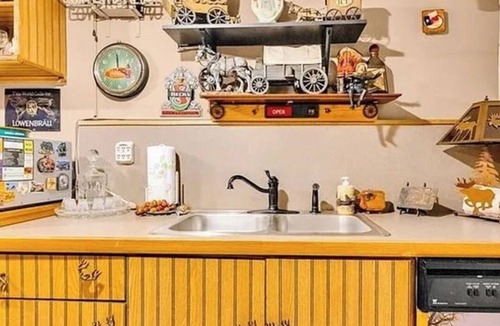 Piney Creek Cabin | Adorable 4-bedroom cabin in soothing Piney Creek with AC