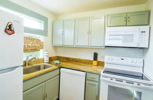 Ducktown Cottage | Adventure Basecamp Cottage with Private Hot Tub & Cozy Style in Copperhill, Tennessee