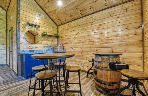 Sevierville House | Adventure Retreat New Mountain Cabin Pool Hot Tub Game Room Theater