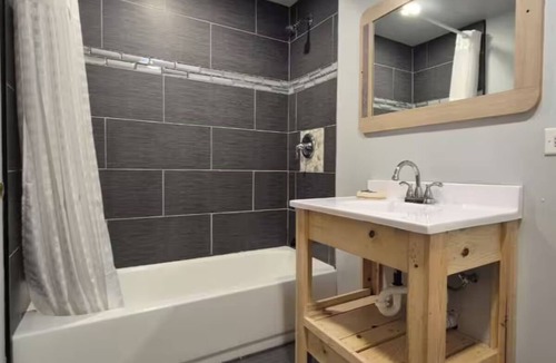 Des Plaines Hotel | Affordable Room Perfect for Short Layovers w/Free Parking & Easy Highway Access