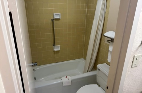 Harriman Hotel | Affordable Room w/Free Parking & Breakfast – Quick Access to I-40 Harriman