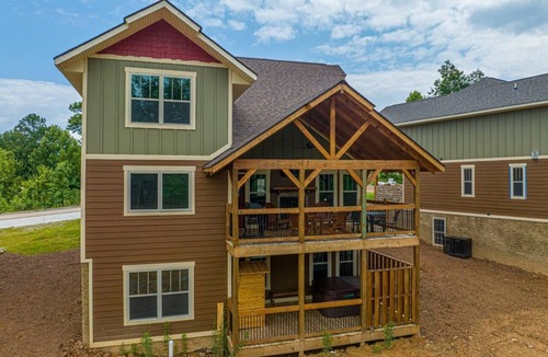 Gatlinburg Ski Chalet | Almost Heaven – Luxury 4BR Chalet with Indoor Pool, Sauna , Game room, sauna