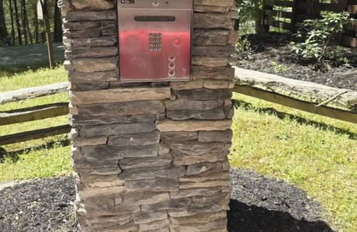 Oneida Cabin | Amazing 3-bedroom cabin with 10 stall barn and turn-out. Horse lovers' dream!