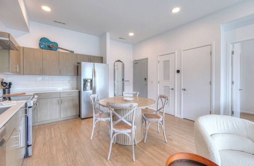 Edgehill Apartment | Amazing Downtown Condo w/Pool and Free Parking