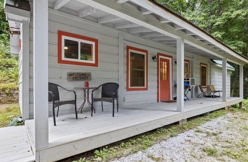 Hendersonville Cabin | Amazing Views from this hidden Cabin|Fire Pit|Pets