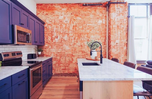 Millersburg Apartment | American Hall Clay St. Suite