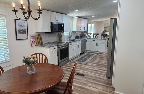 Gallatin House | An Elevated Escape! Hills of Gallatin, Total peace and privacy.