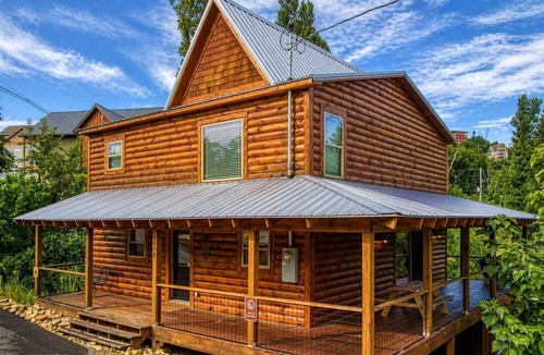 Chalet Village North Cabin | Appalachian Lookout-10 minutes to Pigeon Forge, 5 to Gatlinburg! Hot tub&Games!