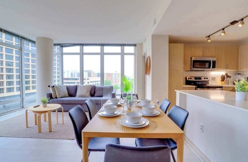 Crystal City Apartment | Apt Steps from Crystal City Metro W Gym