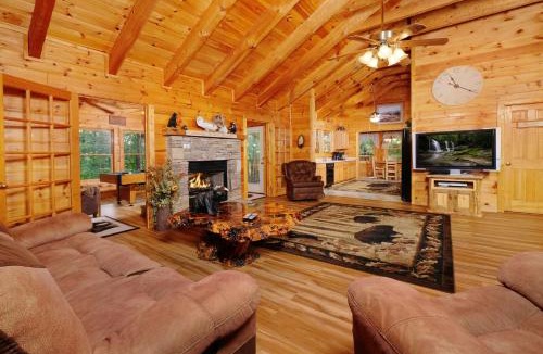 Chalet Village Ski Chalet | Arcade game, hottub, dog friendly 2 bedroom log cabin in Gatlinburg near Ober and the national park!