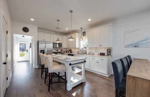 East Nashville House | Artsy Nashville Retreat 5 Min to Broadway + HotTub