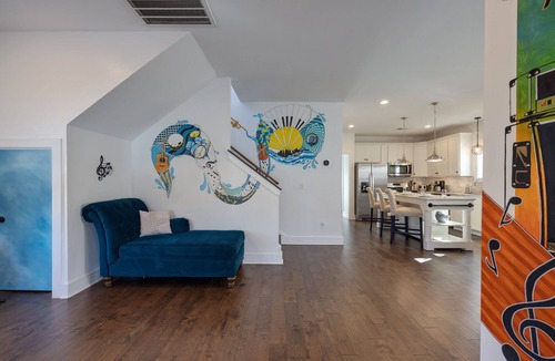 East Nashville House | Artsy Nashville Retreat 5 Min to Broadway + HotTub