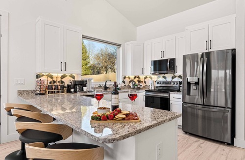 Leicester House | Asheville Family Retreat · Hot Tub · Sauna · 2 Game Rooms · Mtn View · Sleeps 10