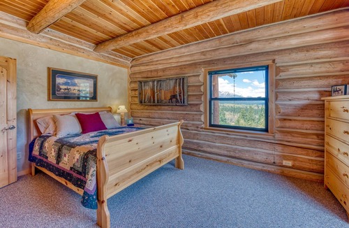 Grantsdale Cabin | Authentic Quaint Log Cabin w/Stellar Views & Hot Tub