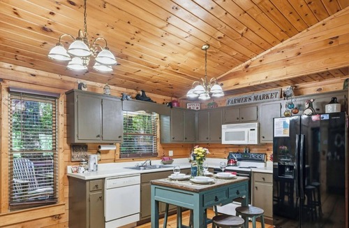 Ellijay Cabin | Autumn's Hollow | Pets Stay FREE | Sleeps 4 | Adults Only