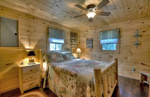 Raccoon Ridge Cabin | Bach Laurel - Enjoy sounds of nearby creek