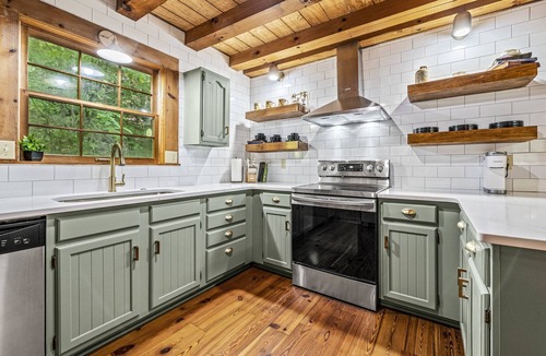 Sheepback Mountain Estates Cabin | Back to School Sale! 5 min to Maggie-Creekside Cabin w/Hot Tub & PacMan
