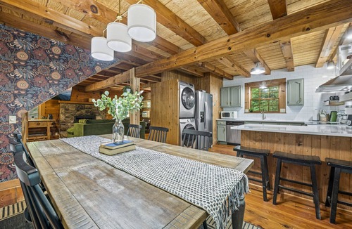 Sheepback Mountain Estates Cabin | Back to School Sale! 5 min to Maggie-Creekside Cabin w/Hot Tub & PacMan