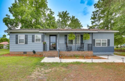 Mullins House | Backyard & Covered Porch! Cozy Mullins Retreat
