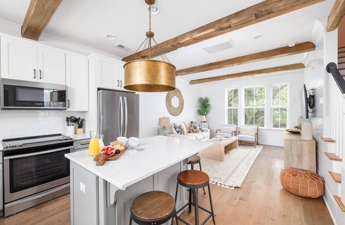 Old Village House | Beachy Family Getaway – 5 Mins to Sullivan's Island and Shem Creek