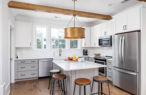 Old Village House | Beachy Family Getaway – 5 Mins to Sullivan's Island and Shem Creek