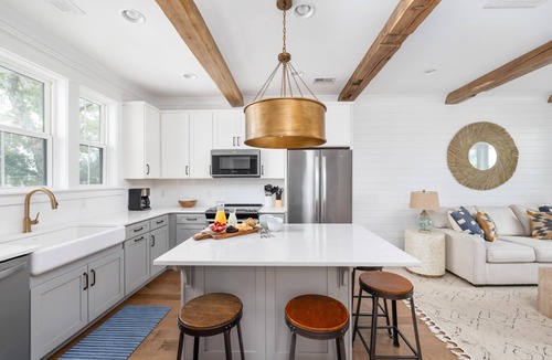 Old Village House | Beachy Family Getaway – 5 Mins to Sullivan's Island and Shem Creek