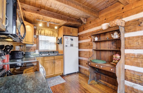 Gatlinburg Cabin | Bear Cave Haus | Serene Views + Hot tub & Pool Table!