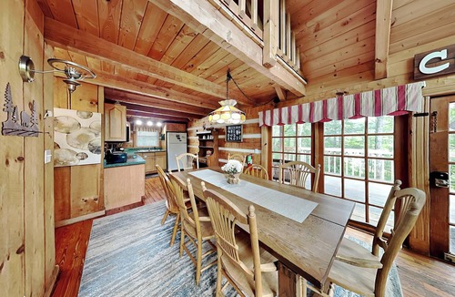 Gatlinburg Cabin | Bear Cave Haus | Serene Views + Hot tub & Pool Table!