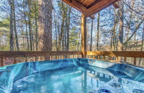 Gatlinburg Cabin | Bear Cave Haus | Serene Views + Hot tub & Pool Table!