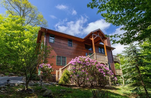 Sugar Mountain House | Bearadise Cabin - Pet Friendly Great Views Firepit and Yard on Sugar Mountain 2 Car Garage