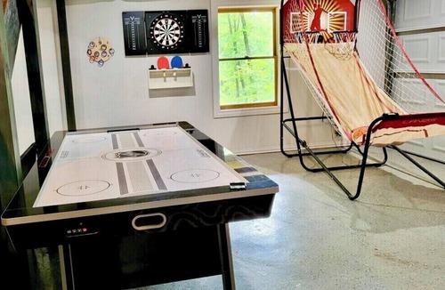 Blairsville Cabin | Bearfoot Bliss-Bear Hunt Arcade Hot Tub- Fire Pit- Adventure Cabin-Sleeps 12