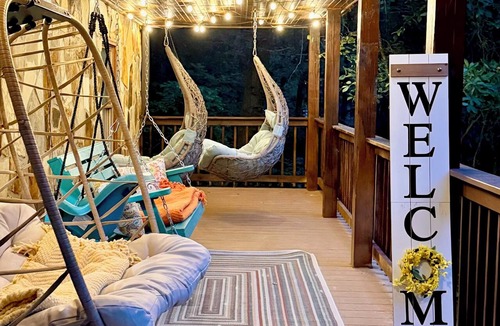 Blairsville Cabin | Bearfoot Bliss-Bear Hunt Arcade Hot Tub- Fire Pit- Adventure Cabin-Sleeps 12